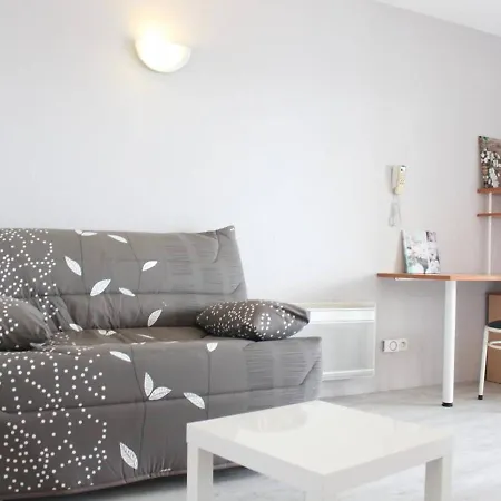 شقة Confort Avec Balcon, Piscine Et Parking, - Fr-1-246-645 *