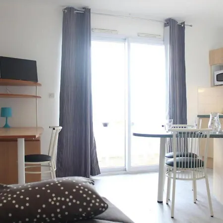 شقة Confort Avec Balcon, Piscine Et Parking, - Fr-1-246-645 لا روشيل