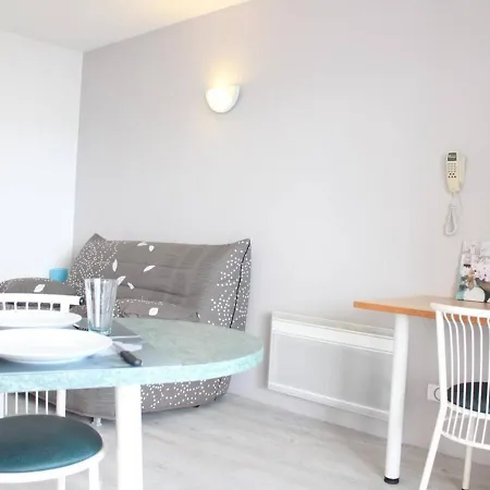 شقة Confort Avec Balcon, Piscine Et Parking, - Fr-1-246-645 *